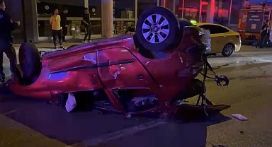 17 yaşındaki sürücü önce yayaya sonra cipe çarpıp takla attı: 4 yaralı