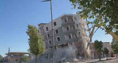 6 katlı binanın yıkılma anı saniye saniye kameraya yansıdı