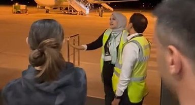 A Jet pilotu "Uçuş sürem doldu" dedi, mağdur olan yolcular isyan etti