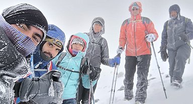 Ağrı Dağı'na zorlu zirve tırmanışı yapan dağcıların saçları ve kaşları buz tuttu