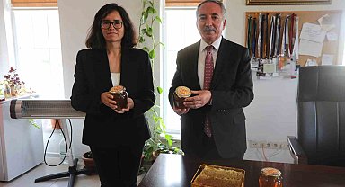 AİÇÜ'de üretilen ilk balın hasadı yapıldı