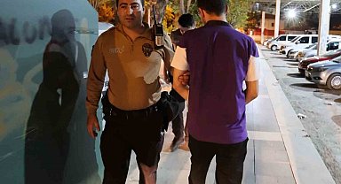 Aksaray'da bir ilginç gözaltı: Geri geri adımlayarak götürüldü