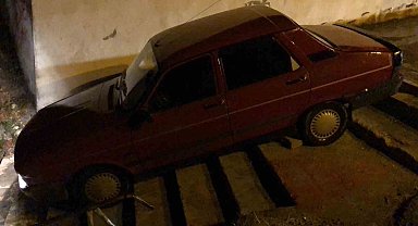 Amasya'da trafiğe kapalı alana giren alkollü sürücünün otomobili merdivende asılı kaldı