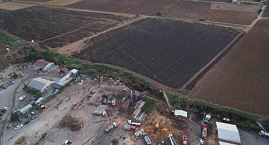 Anız yangını atık deposuna sıçrayınca mahalleler duman altında kaldı