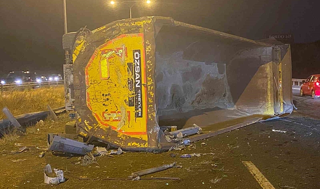 Ankara Çevre Yolu'nda kontrolden çıkan tır refüje çarpıp devrildi