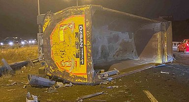 Ankara Çevre Yolu'nda kontrolden çıkan tır refüje çarpıp devrildi