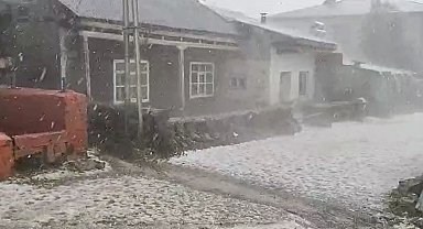 Ardahan'da dolu yağışı sonrası her yer beyaza büründü