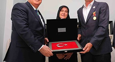 Bakan Güler gazi ve ailesiyle evinde bir araya geldi