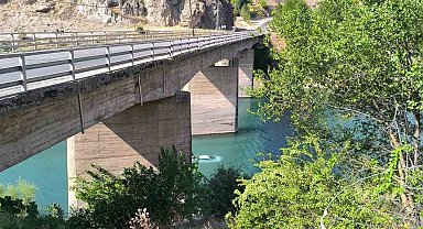 Baraj gölüne uçan araçtan inanılmaz kurtuluş