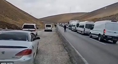 Başkale'de iki tır çarpıştı, yol 2 saat ulaşıma kapandı