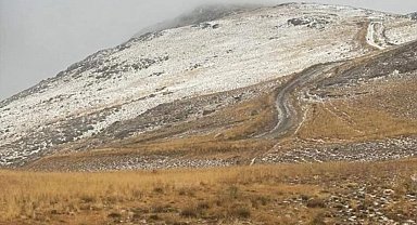 Başkale'de mevsimin ilk karı yağdı