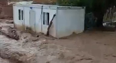Başkale'de sel suları yaşam konteynerini sürükledi