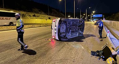 Burdur'da bordür taşına çarpan otomobil devrildi, sürücü olay yerinden kaçtı