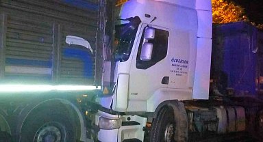 Burdur'da park halinde freni boşalan tır 5 araca çarptı: 1 yaralı