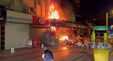 Bursa'da hediyelik eşya mağazası alev alev yandı: Havai fişekler pe peşe böyle patladı