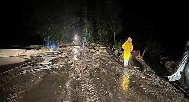 Çorum'da etkili olan sağanak yağış ve rüzgar hayatı felç etti
