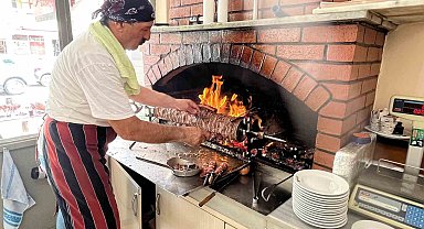 Dedenin cağ kebabını son kez yemek için geldiler