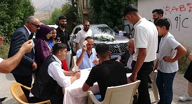 Düğün konvoyunun önü pişti masasıyla kesildi