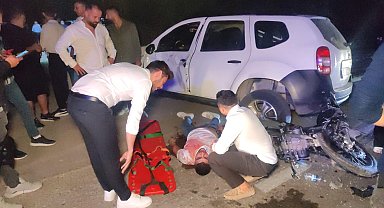 Düğün salonuna dönüş yapan araca motosiklet çarptı: 2 kişi yaralı
