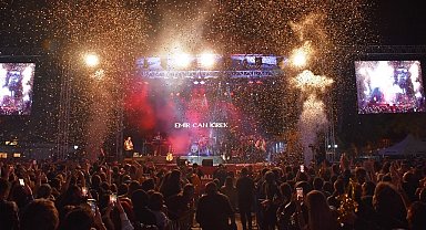 Emir Can İğrek Tekirdağlı hayranlarıyla ertelenen konserde buluştu