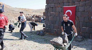 Erzurum polisinden örnek davranış