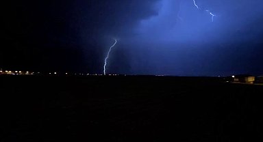 Erzurum'da çakan şimşekler geceyi aydınlattı