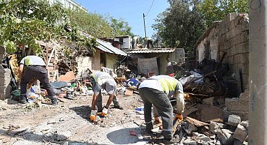 Etrafı duvarlarla çevrili eve giren ekipler hayatının şokunu yaşadı