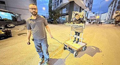Fedakâr baba, yaptığı engelli ayakta durma sehpasıyla oğlunu mahalle mahalle gezdiriyor