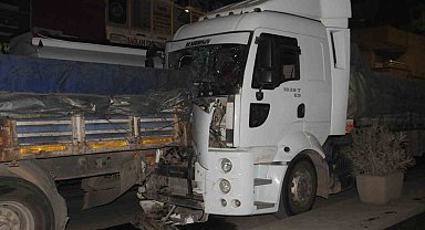 Freni boşalan tır taksiyi biçti... Feci kaza kamerada