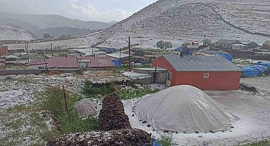 Hanak ilçesi dolu yağışı ile beyaza büründü