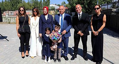Hayırsever iş insanı, doğduğu evi kütüphaneye çevirdi, bahçesinde okul yaptı