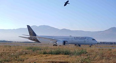 Hindistan uçağı yolcularının Erzurum'daki bekleyişi sürüyor