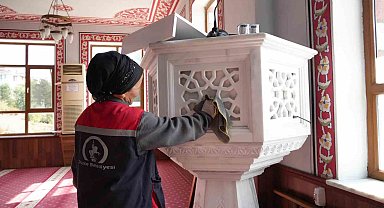 İbadethanelerin temizliği düzenli olarak yapılıyor