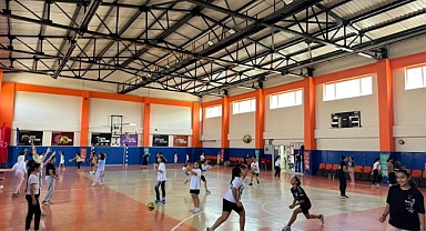 Iğdır'da GSB Spor Okulları Voleybol Kursları Devam Ediyor