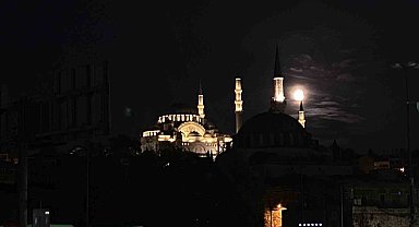 İstanbul 'da "Süper Kanlı Ay Tutulması"
