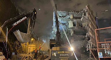 İstanbul Ticaret Borsası'na ait atıl durumdaki binanın yıkımına devam ediliyor