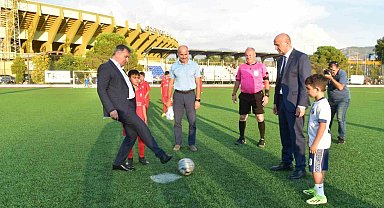 İzmirli çocuklar Filistinli kardeşleri için sahaya çıktı
