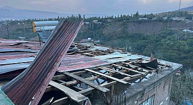 Kağızman'da şiddetli rüzgar çatıları uçurdu