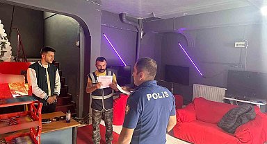 Kars'ta polis öğrenci servisi okul çevresinde denetim yapıyor