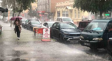 Kars'ta sağanak yağmur: Caddeler göle döndü