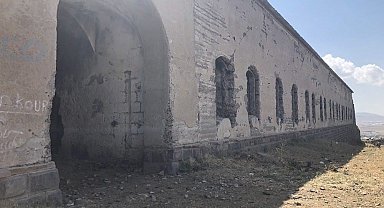Kars'taki tarihi tabyalar içler acısı durumda