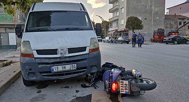 Kontrolden çıkan motosiklet ticari aracın altına girdi: 2 yaralı