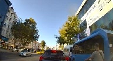 Maltepe'de motosiklet sürücüsü, şoförü ile tartıştığı minibüsün aynasını kırdı