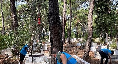 Muğla'da kamu hizmeti cezası alanlar şehit kabrini temizledi