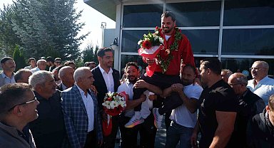 Olimpiyat şampiyonu İbrahim Bölükbaşı, memleketi Erzurum'da omuzlarda karşılandı