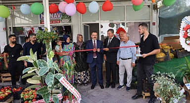Örnek Çiftçi Alican Akcan Manav Dükkanı Açtı