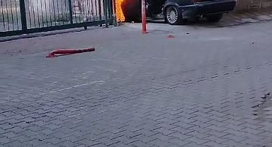 Park halindeki otomobil alevlere teslim oldu