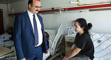 Rektör Hacımüftüoğlu, yaralı öğrenciyi hastanede ziyaret etti