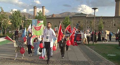 Sağlık çalışanları Erzurum'da İsrail'i protesto etti