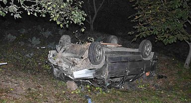 Sakarya'da kontrolden çıkan otomobil şarampole yuvarlandı: 2 yaralı